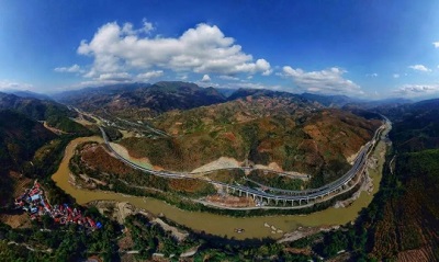 元蔓高速(红河段)全线通车，30多台3499拉斯维加斯桥检车保驾护航！